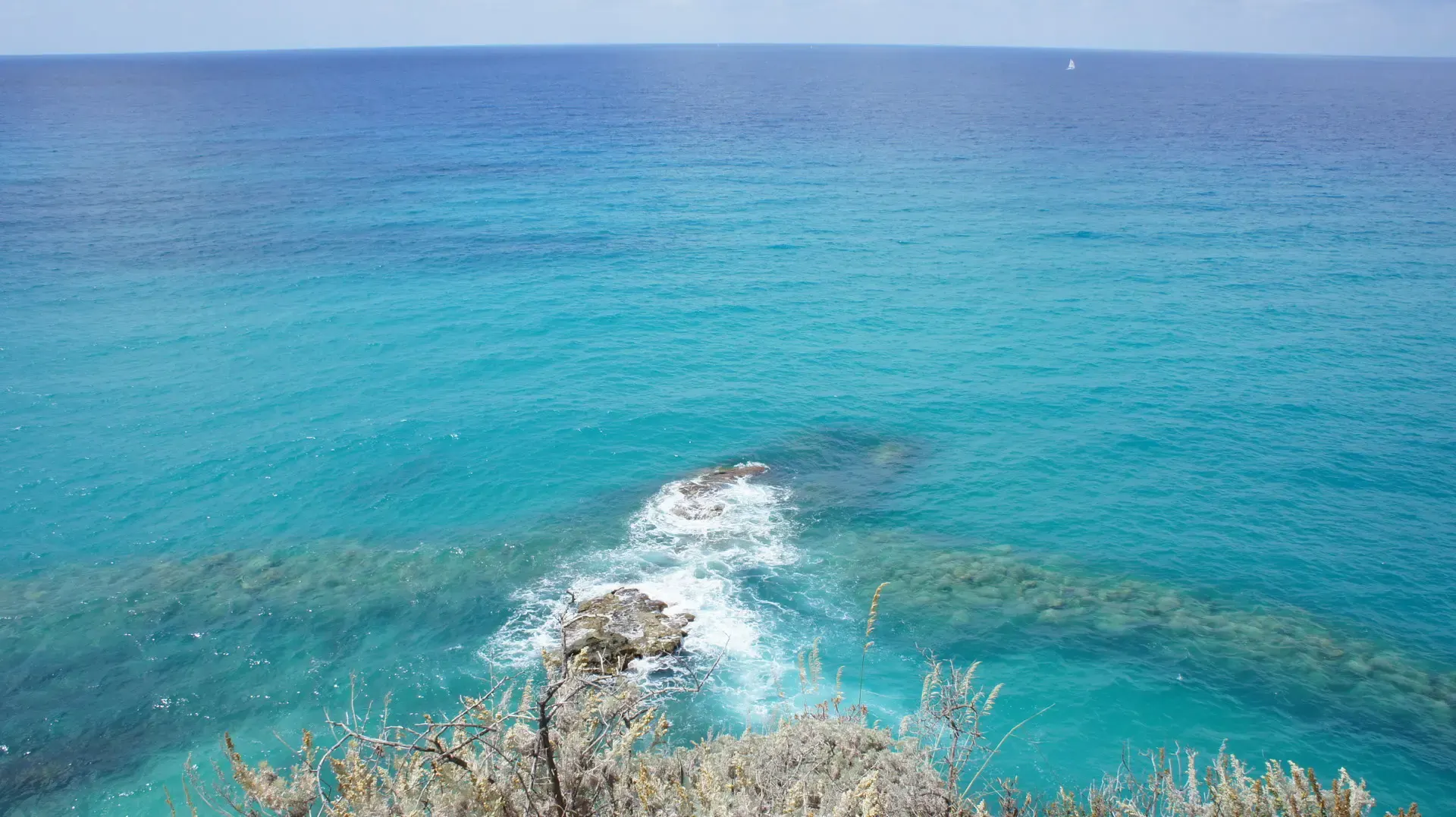 Türkisfarbenes Meer an der Küste Kalabriens