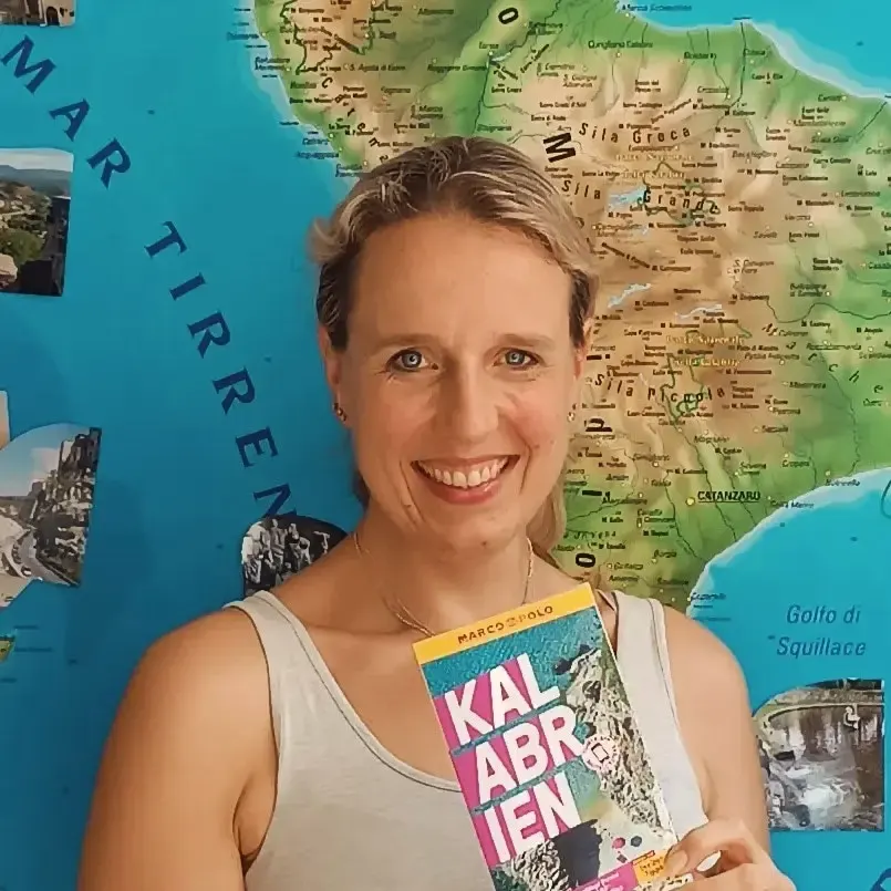 Nicole Werner mit dem Marco Polo Reiseführer Kalabrien