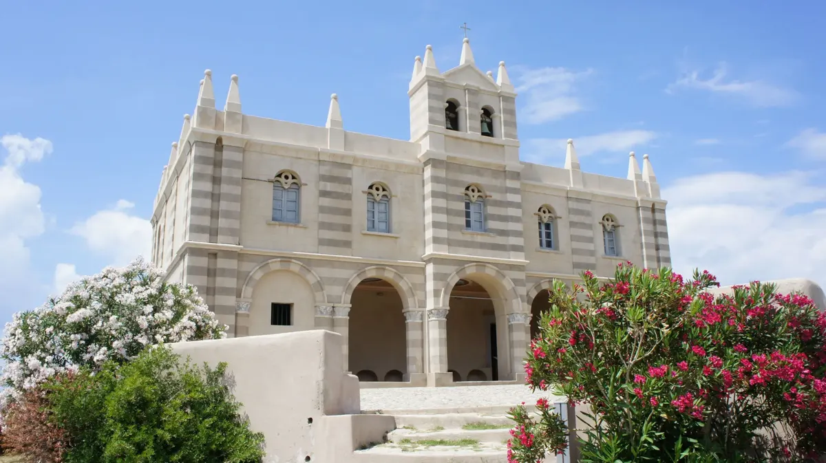 Kirche Santa Maria dell Isola über dem Strand von Tropea