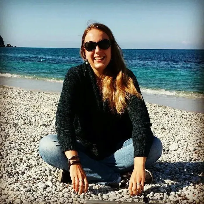 Nicole Werner sitzt am Kiesstrand