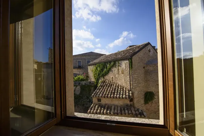 Blick aus dem Fenster auf Steinhäuser
