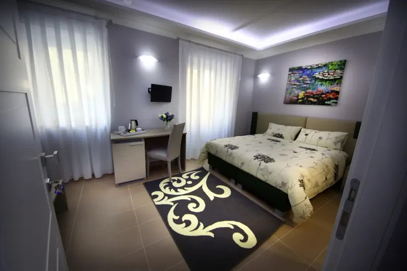 Modern eingerichtetes Hotelzimmer mit Doppelbett