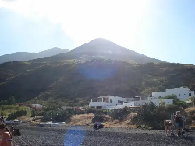 Vulkanberg mit Strand und Häusern